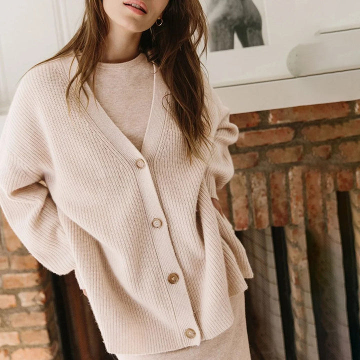 Modny sweter damski o luźnym kroju, tył kardiganu