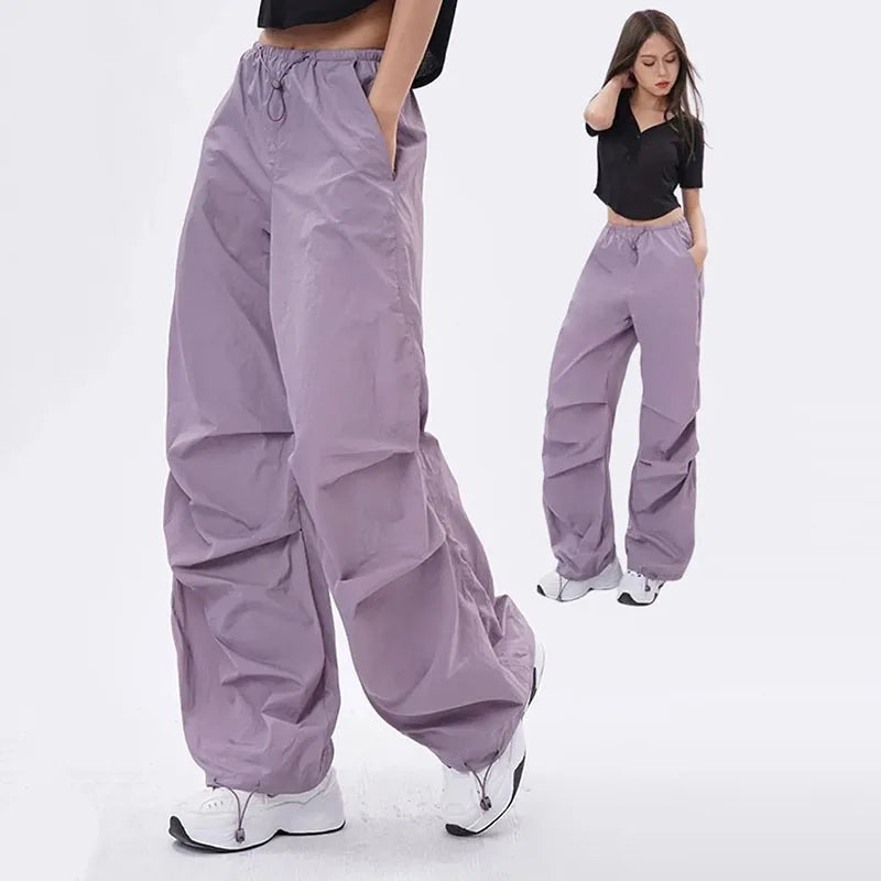 Fioletowe luźne spodnie cargo damskie w stylu streetwear z pojemnymi kieszeniami