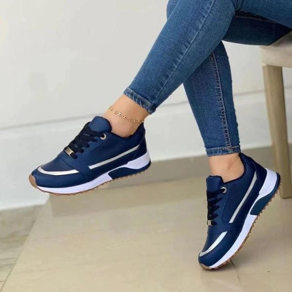 Niebieskie damskie sneakersy ortopedyczne Marina na stopie