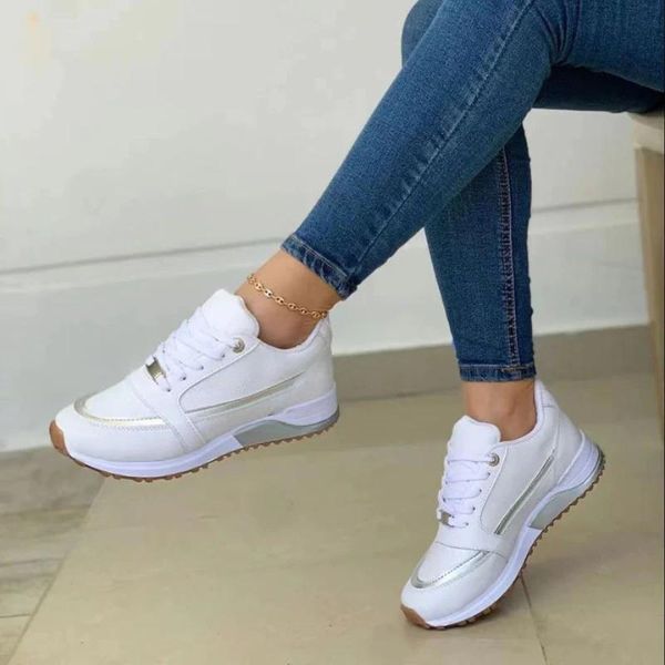 Białe damskie sneakersy ortopedyczne Marina w zbliżeniu