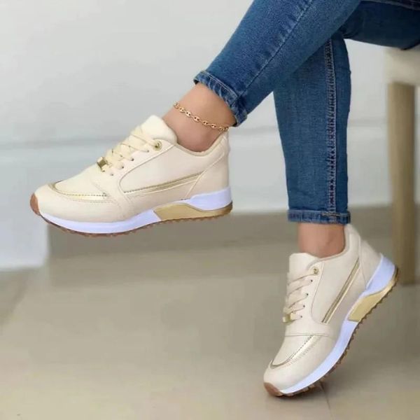 Złote damskie sneakersy ortopedyczne Marina na nodze