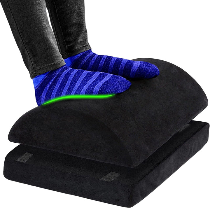 Czarne stopy w skarpetkach na ergonomicznym podnóżku
