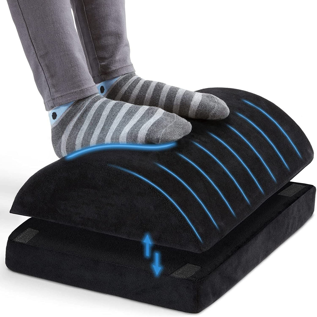 Widok czarnego podnóżka biurowego z zaznaczonym ergonomicznym kształtem