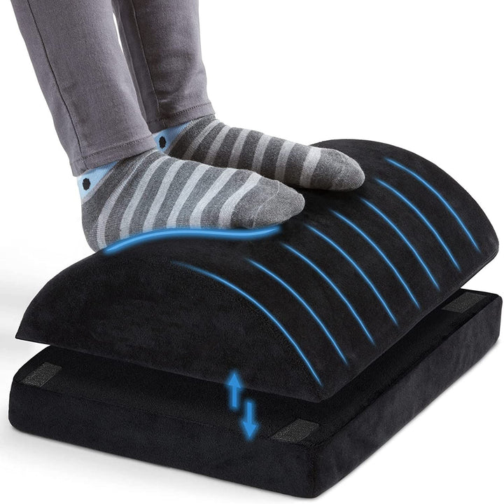 Widok czarnego podnóżka biurowego z zaznaczonym ergonomicznym kształtem