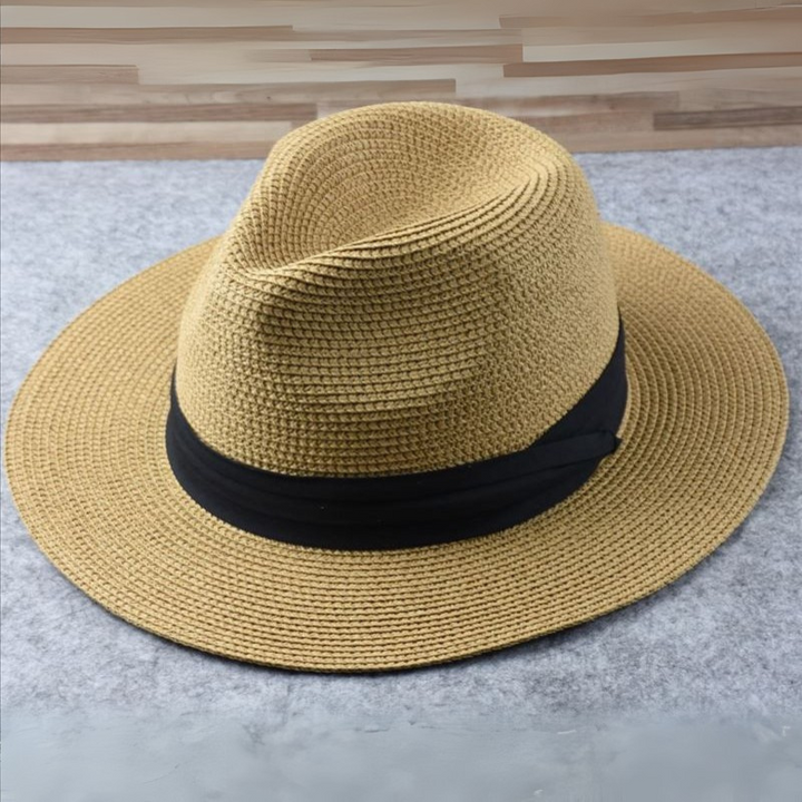 Beżowy kapelusz letni fedora w stylu panamy z czarną opaską