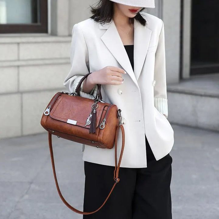 Brązowa torebka damska retro crossbody z ozdobną zawieszką, widok z boku