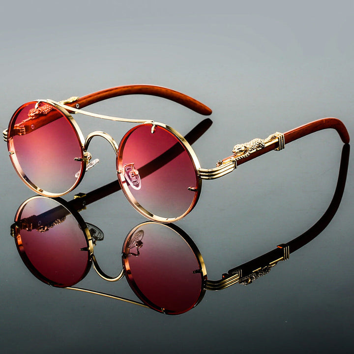 Stylowe okulary przeciwsłoneczne unisex ułożone pod kątem w świetle słonecznym