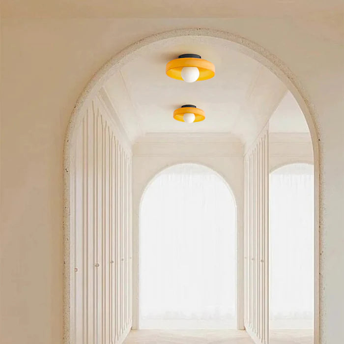 Eleganckie lampy sufitowe LED zamontowane w jasnym korytarzu
