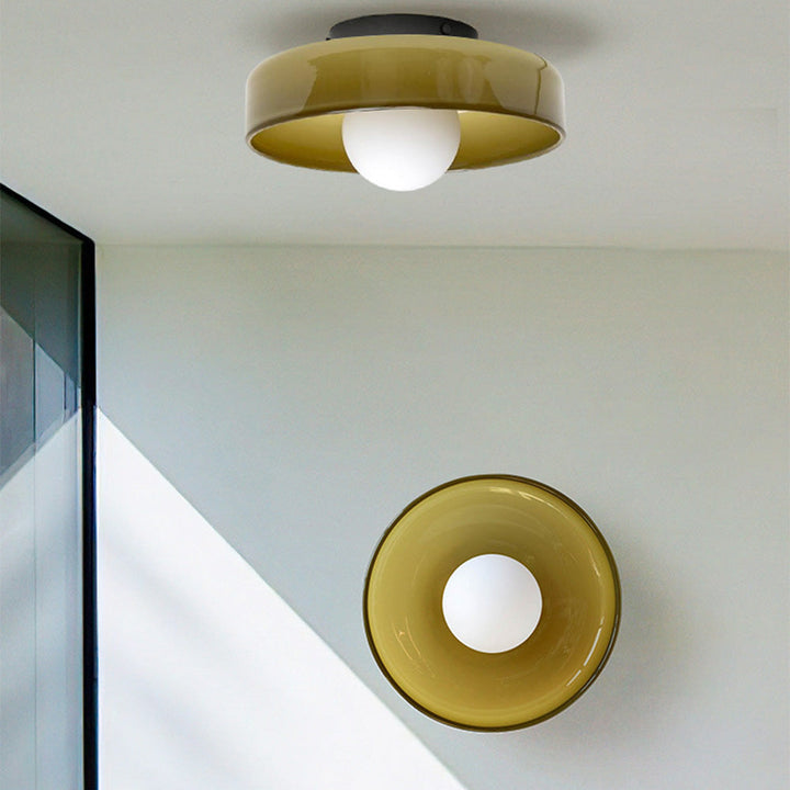 Stylowa lampa sufitowa LED zamontowana na białym suficie w salonie