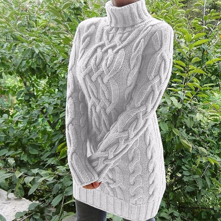 Modny zimowy sweter damski w zbliżeniu, pokazujący fakturę grubej dzianiny