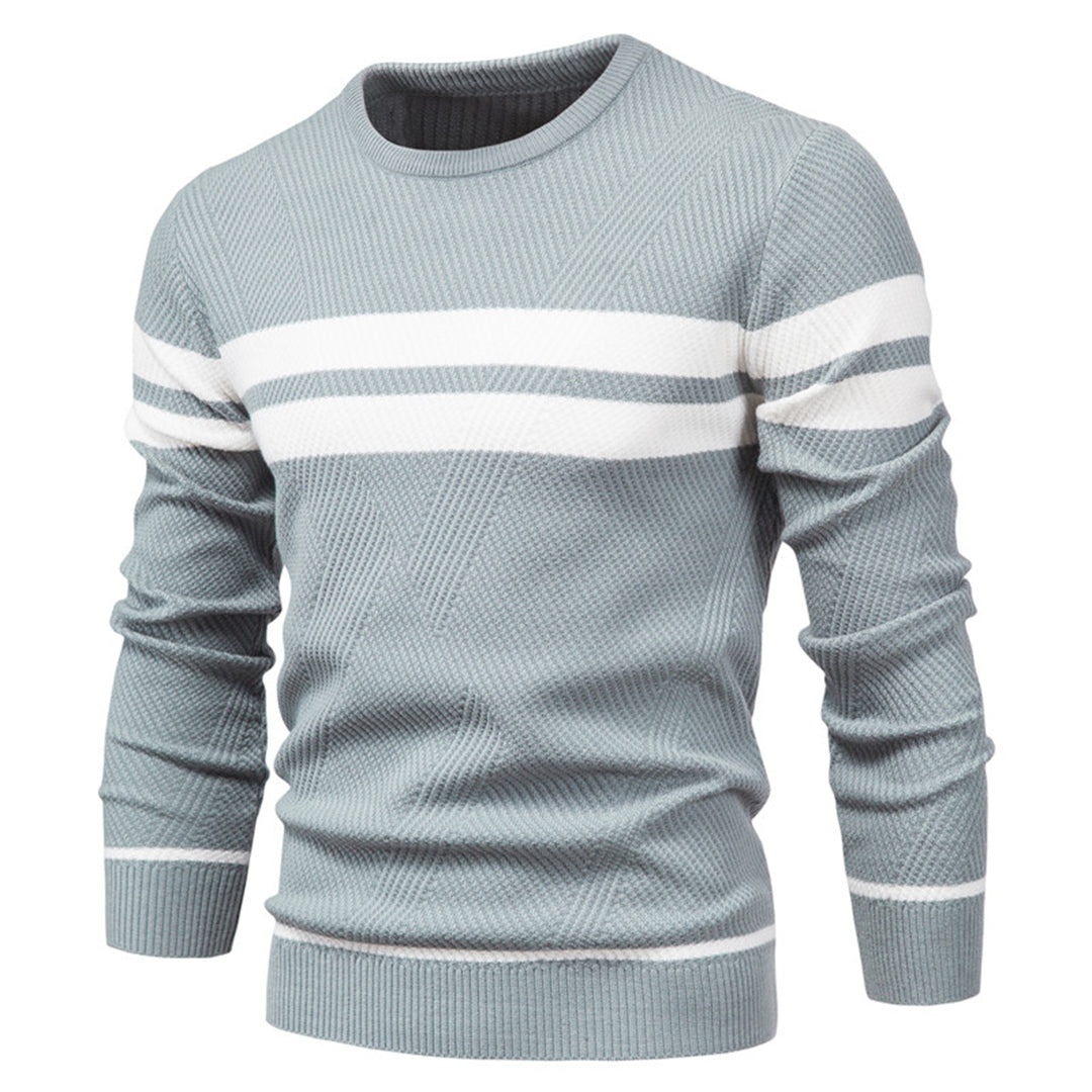 Stylowy sweter męski w paski z okrągłym dekoltem zaprezentowany w codziennej stylizacji