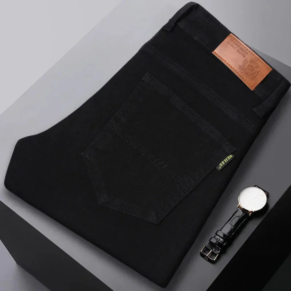 Zbliżenie na tylną kieszeń męskich dżinsów slim fit