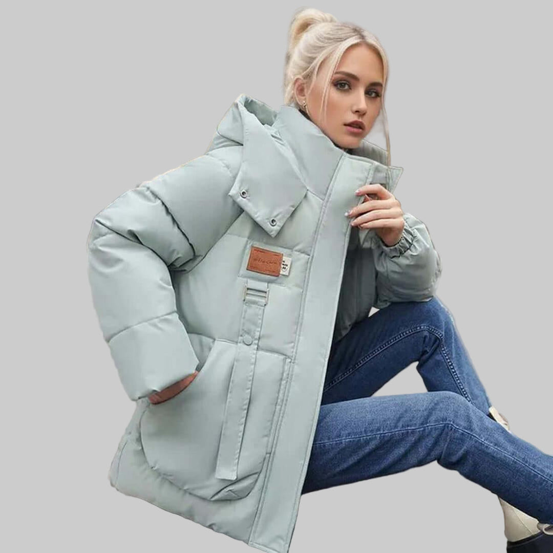 Modelka w zielonej kurtce pikowanej z kapturem