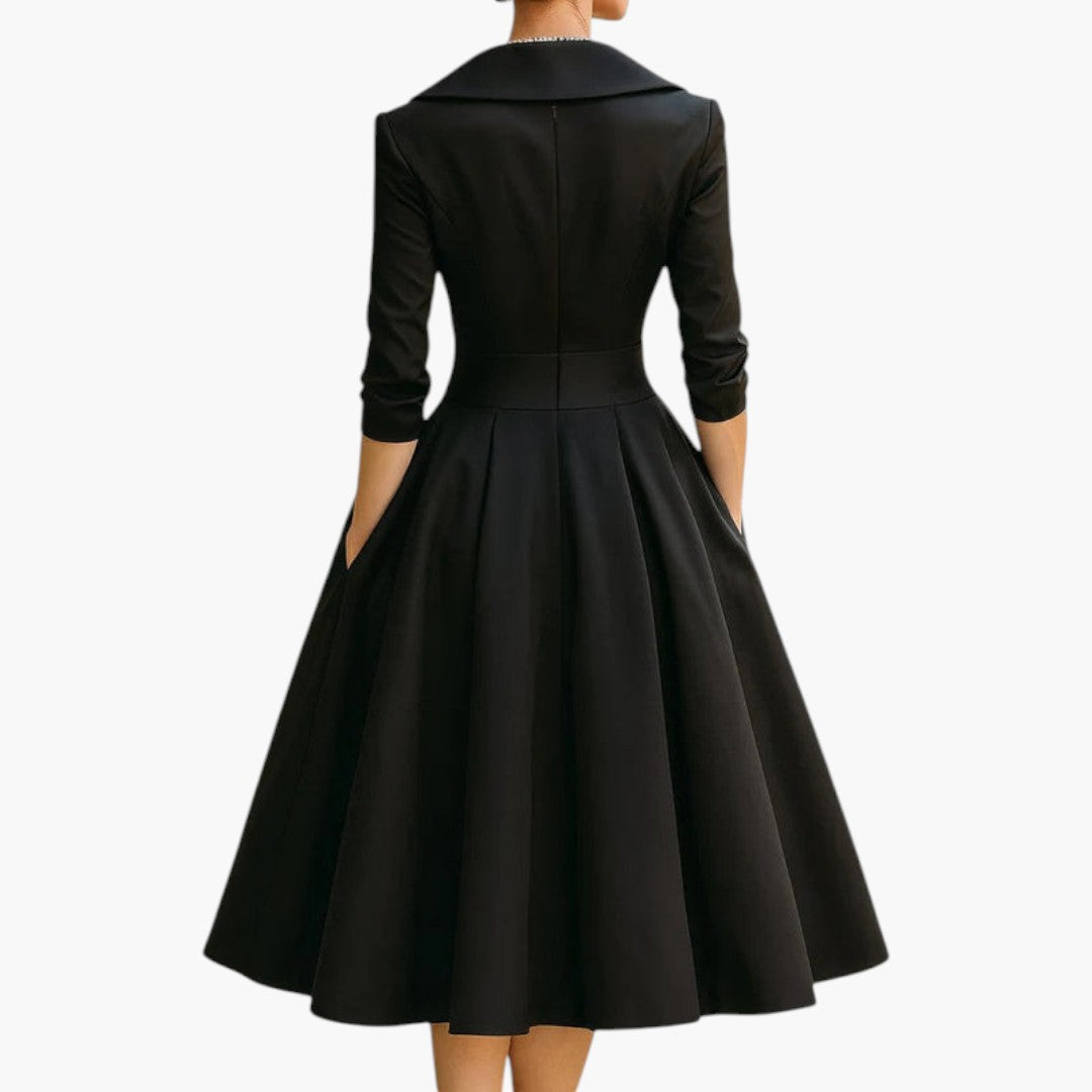 Tył damskiej eleganckiej sukienki midi w kolorze czarnym