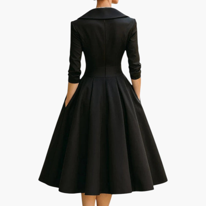 Tył damskiej eleganckiej sukienki midi w kolorze czarnym