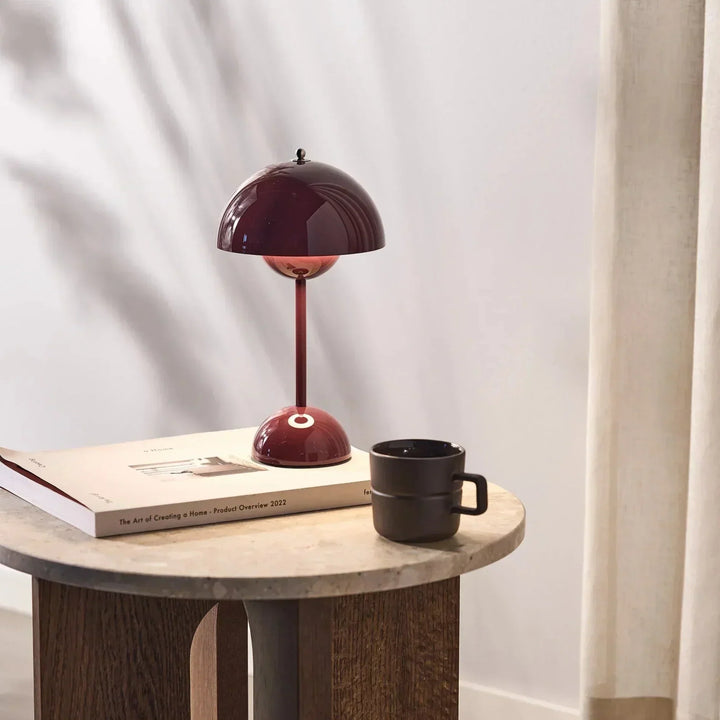 Stylowa lampa stołowa LED włączona w nowoczesnym salonie