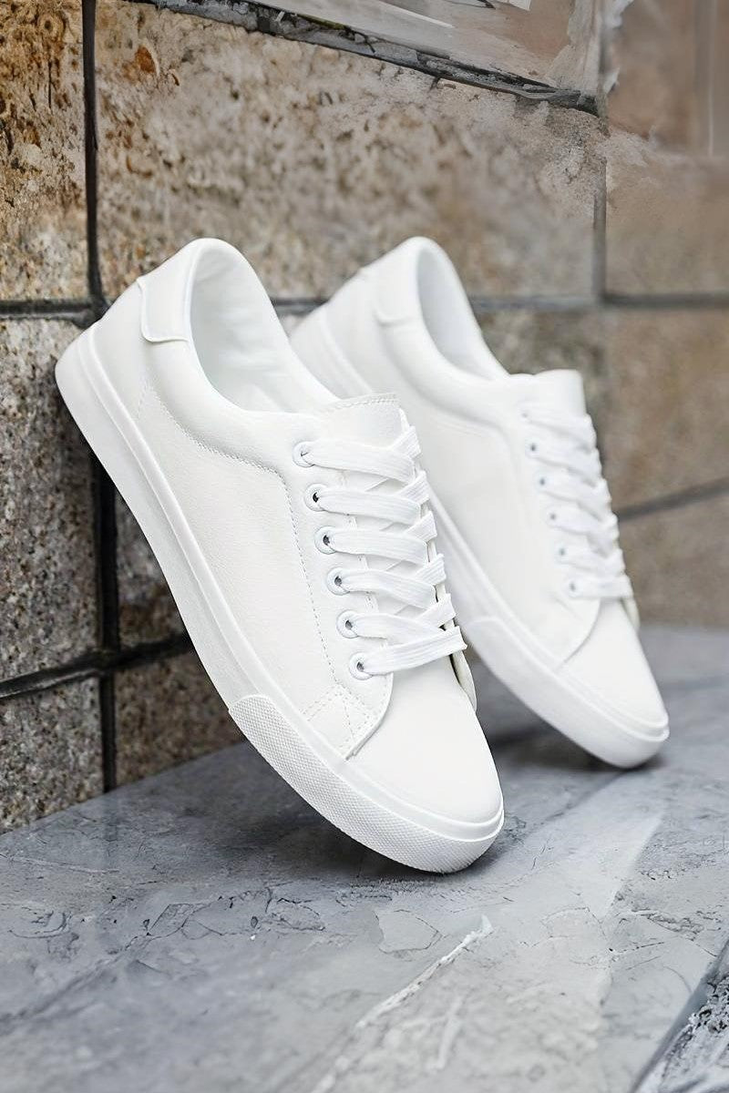 Męskie sneakersy codzienne w ujęciu z profilu, wygodne buty męskie