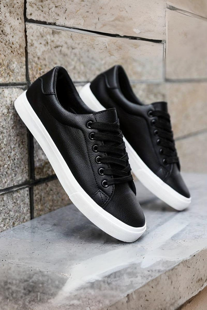 Skórzane sneakersy codzienne męskie prezentowane na białym tle