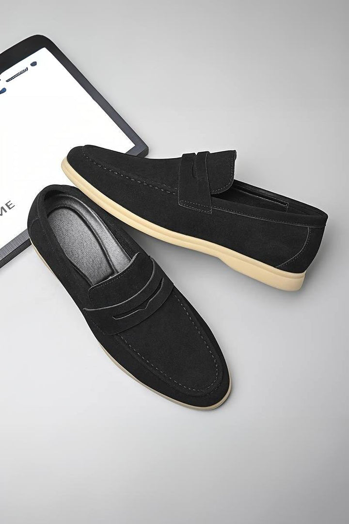 Modne męskie buty wsuwane typu loafery w kolorze beżowym, widok z boku