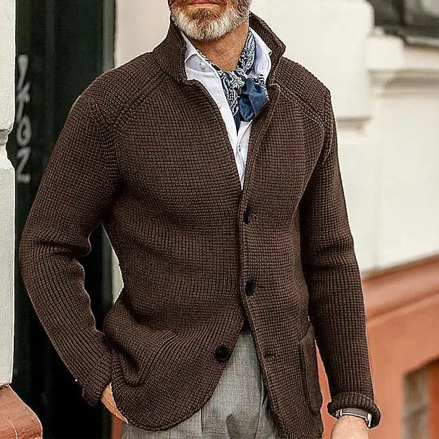 Elegancki sweter rozpinany męski zaprezentowany na sylwetce, styl casual i smart