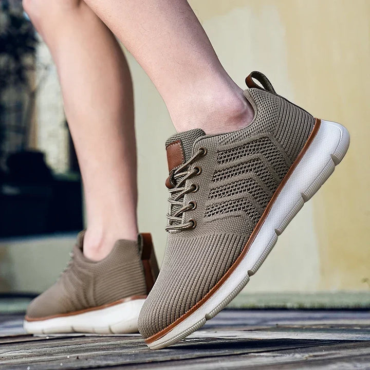 Czarne buty męskie typu sneakers, elastyczna cholewka z dzianiny i sznurowanie