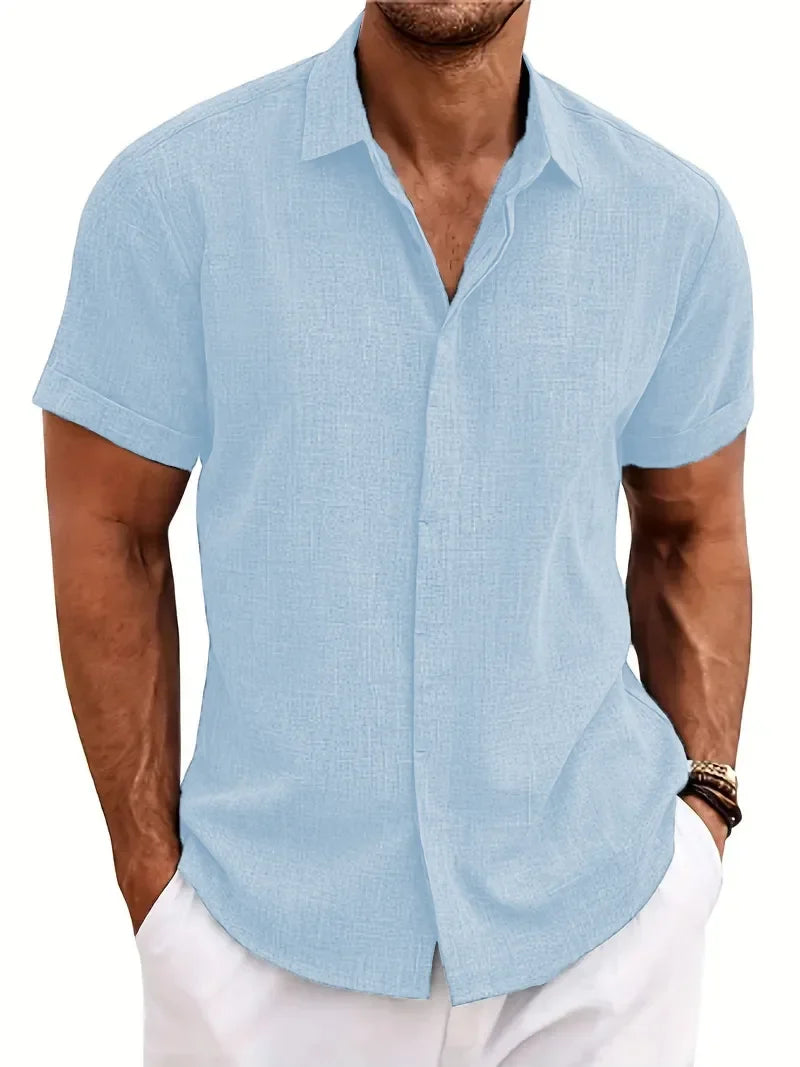 Czarna koszula męska z krótkim rękawem prezentowana na sylwetce