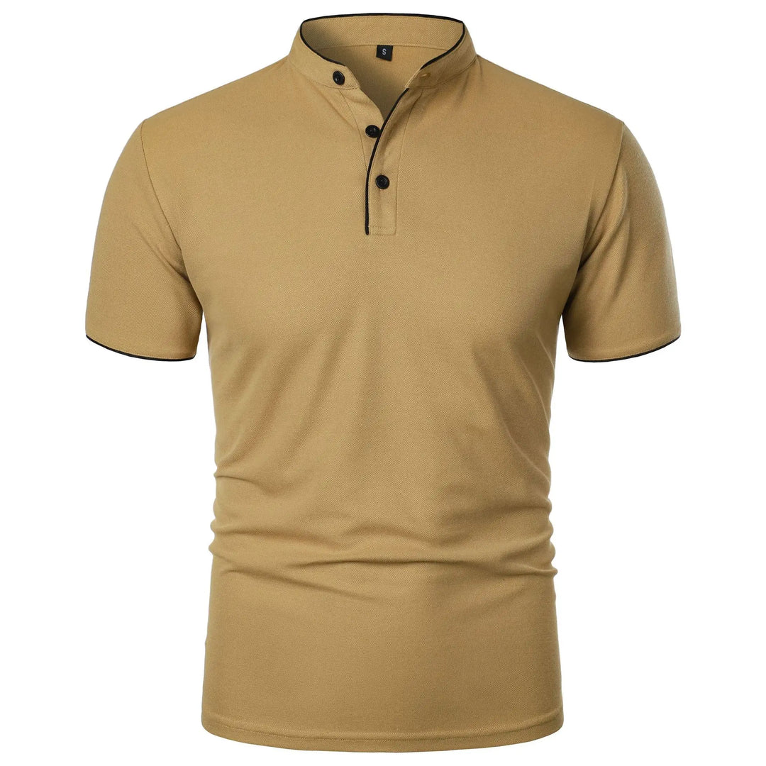 Beżowa męska koszulka polo prezentująca nowoczesny krój slim fit