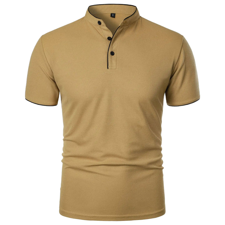 Beżowa męska koszulka polo prezentująca nowoczesny krój slim fit