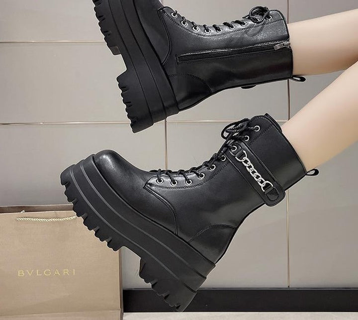Modne buty zimowe damskie w rockowym stylu, ujęcie pod kątem