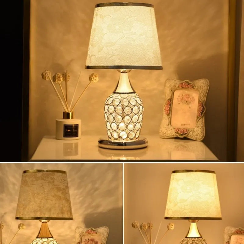 Zbliżenie na elegancką kryształową lampę stołową emitującą ciepłe światło