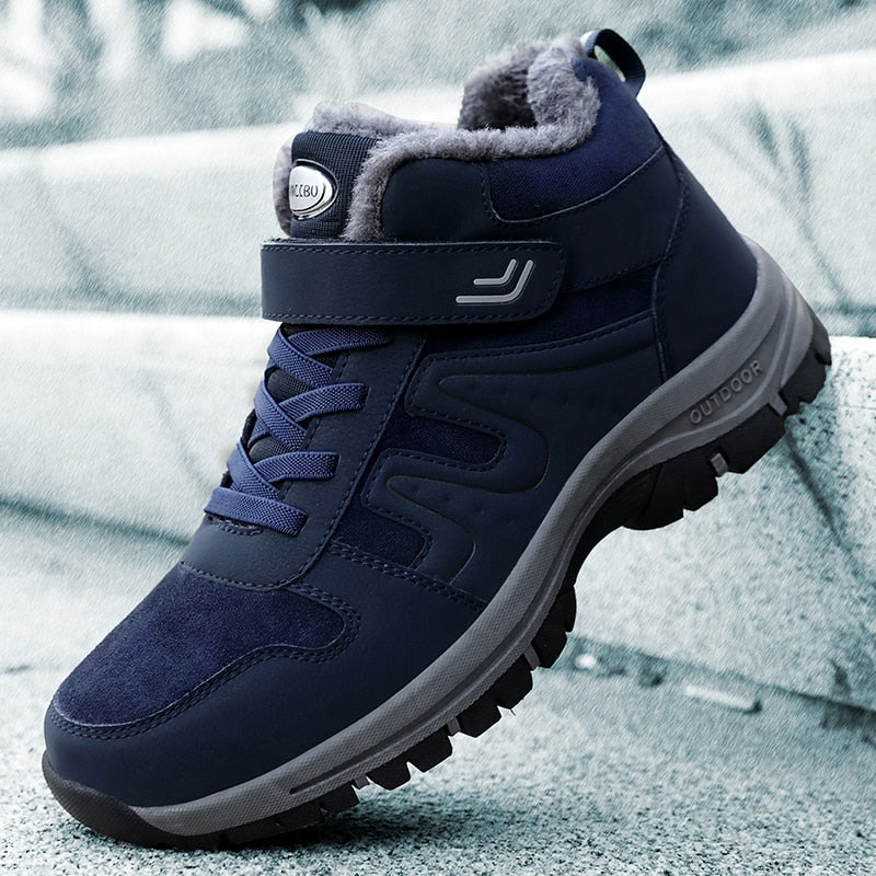Granatowe zimowe buty trekkingowe z ociepleniem i rzepem prezentowane na schodach