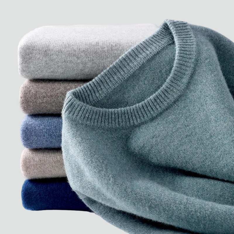 Modny sweter męski z okrągłym dekoltem pokazany od tyłu