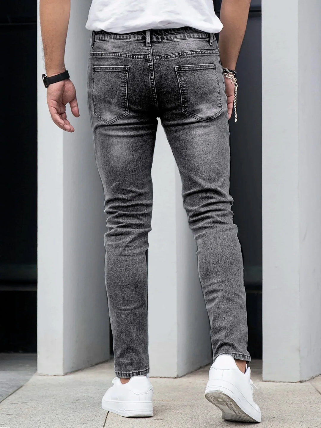 Widok z tyłu na męskie jeansy skinny z dopasowanym krojem i kieszeniami