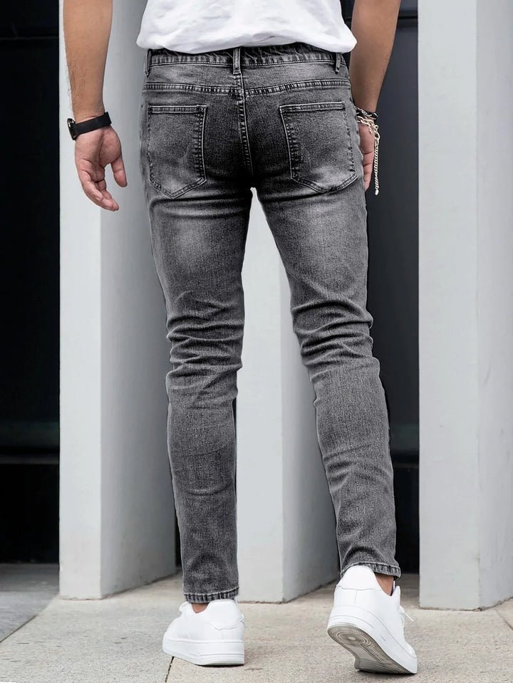 Widok z tyłu na męskie jeansy skinny z dopasowanym krojem i kieszeniami