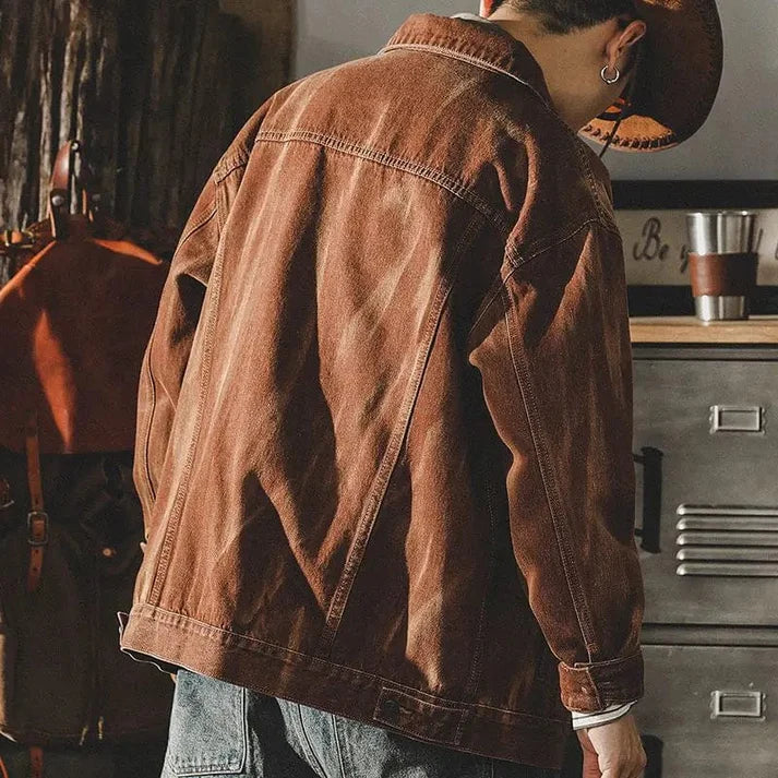 Detale i kieszenie męskiej brązowej kurtki dżinsowej w stylu retro