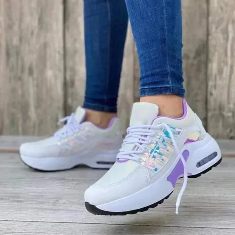 Stylowe sneakersy damskie prezentowane na stopie w plenerze
