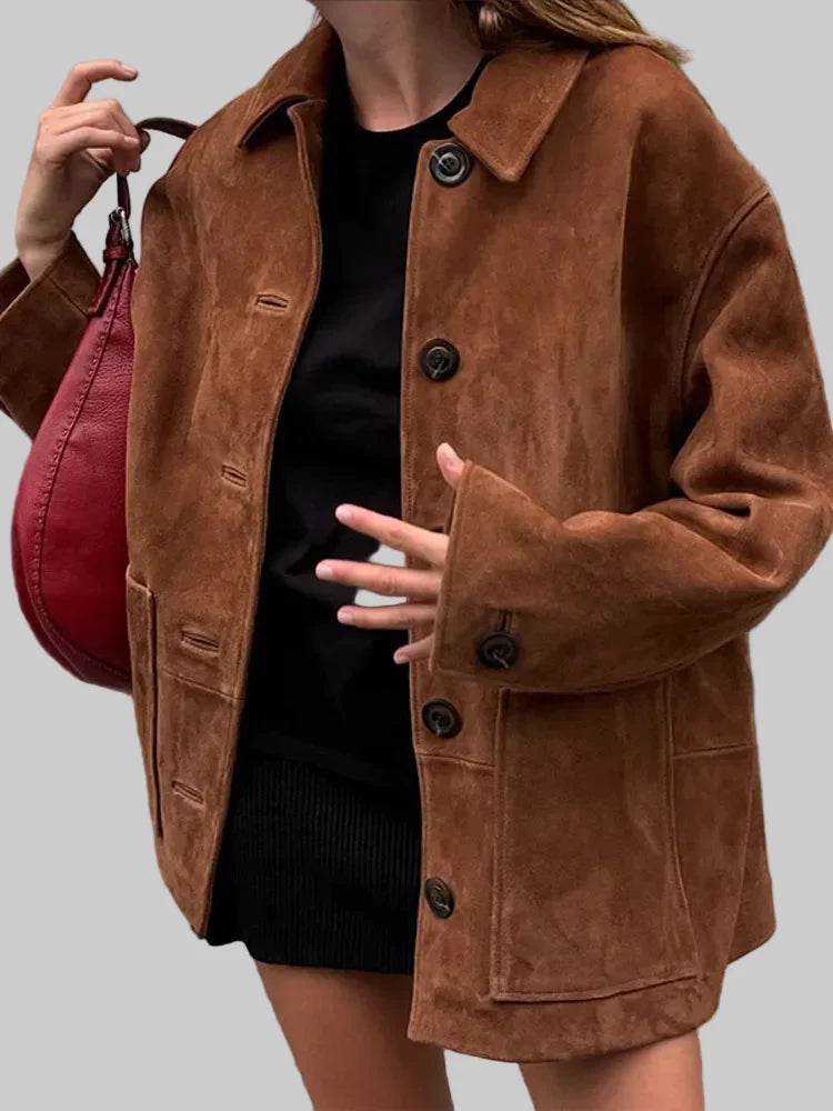 Kobieta w brązowej kurtce oversize z dużymi guzikami