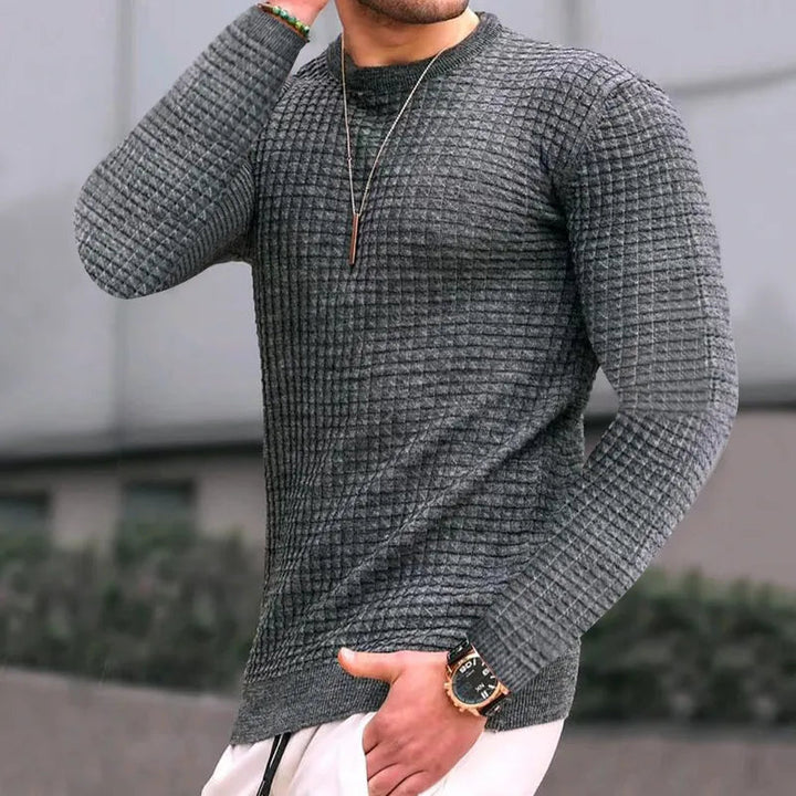 Męski sweter slim fit z fakturowanym wzorem w zbliżeniu, pokazujący dzianinę