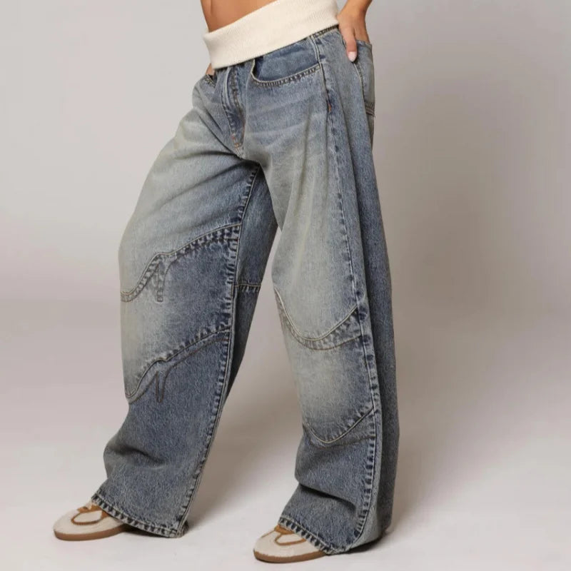 Zbliżenie na krój i szerokie nogawki damskich jeansów baggy Y2K