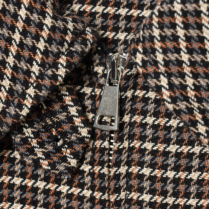 Stylowy komplet odzieży damskiej w szarą kratę, ujęcie detaliczne guzików