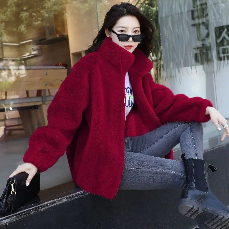 Bordowa damska kurtka zimowa overcoat w miejskiej stylizacji