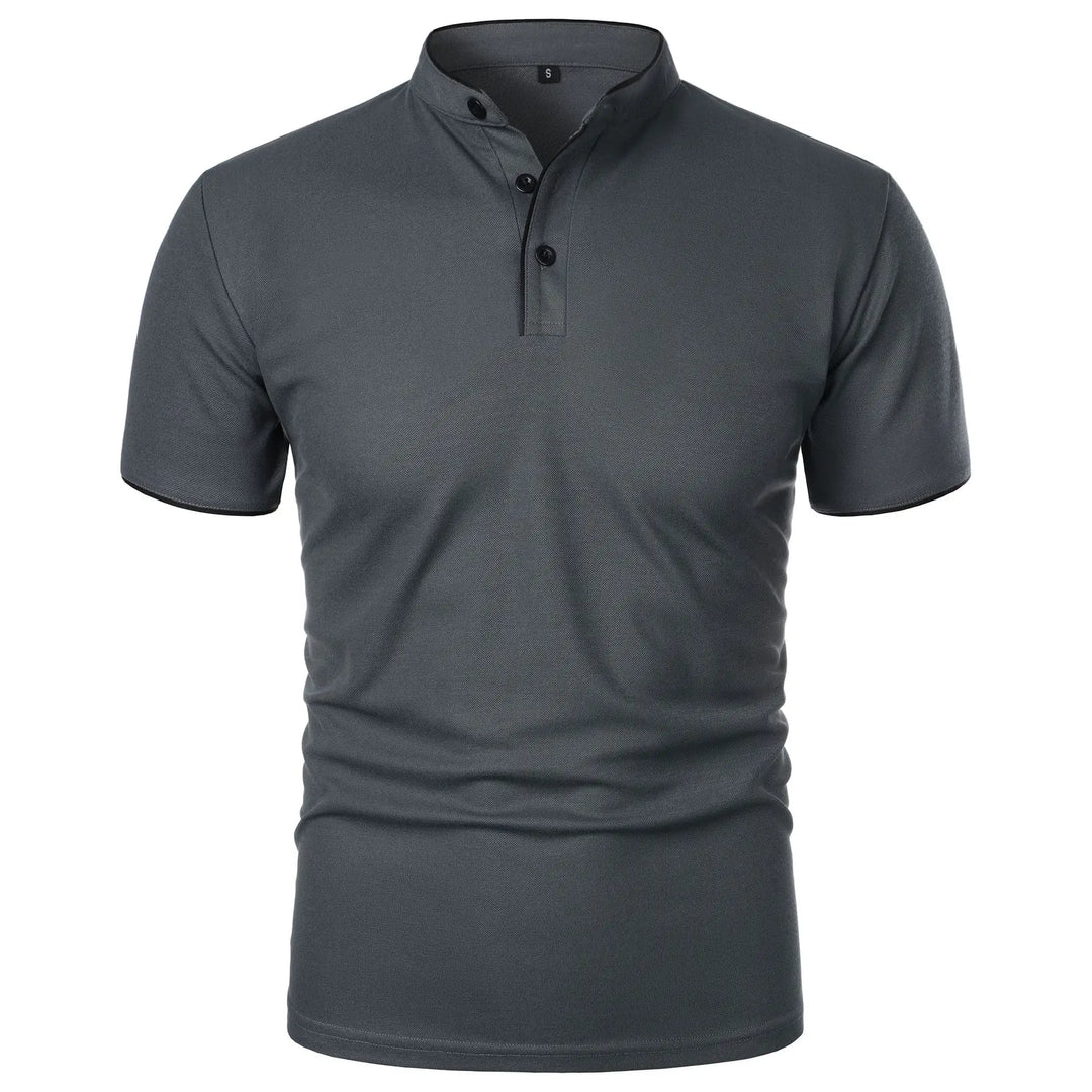 Męska koszulka polo slim fit ze stójką w zbliżeniu na zapięcie