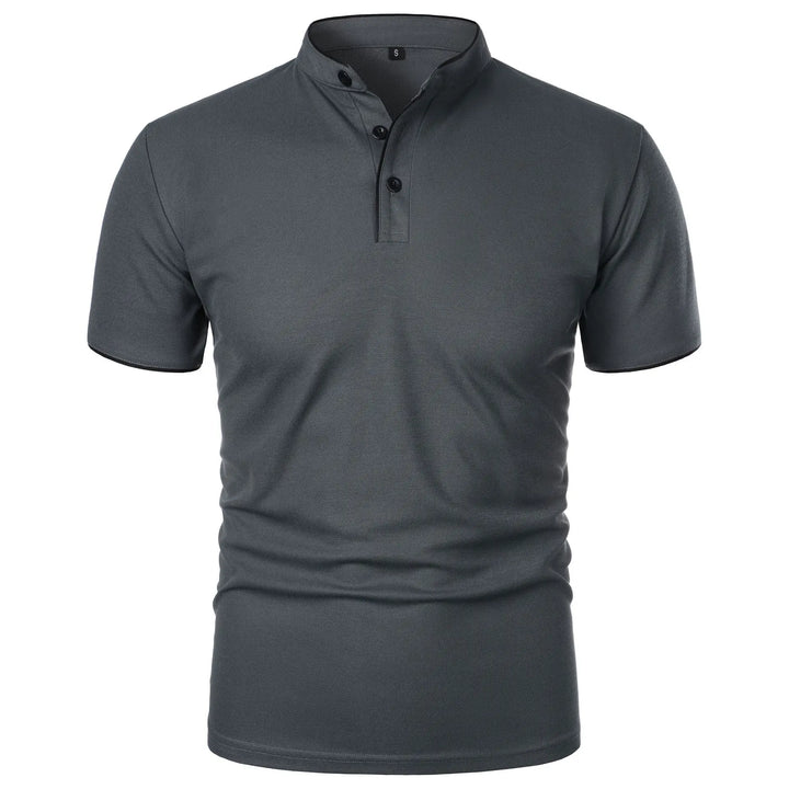 Męska koszulka polo slim fit ze stójką w zbliżeniu na zapięcie