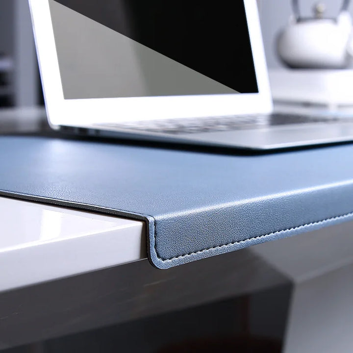 Czarna mata na biurko z ergonomiczną podpórką pod nadgarstek