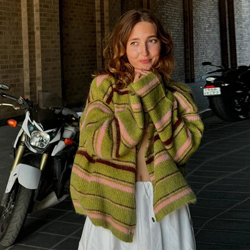 Modny sweter rozpinany w stylu vintage na jesień i zimę