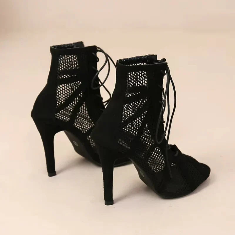 Czarne damskie buty na wysokim obcasie z siateczką i sznurowaniem