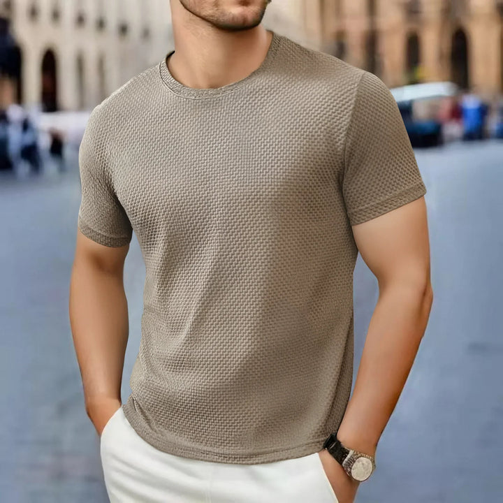 Męski t-shirt z fakturą w kolorze khaki prezentowany na sylwetce