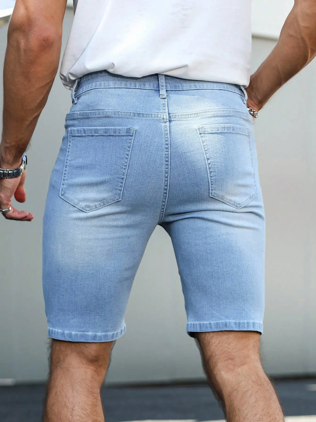 Tył męskich jeansowych szortów slim fit z kieszeniami