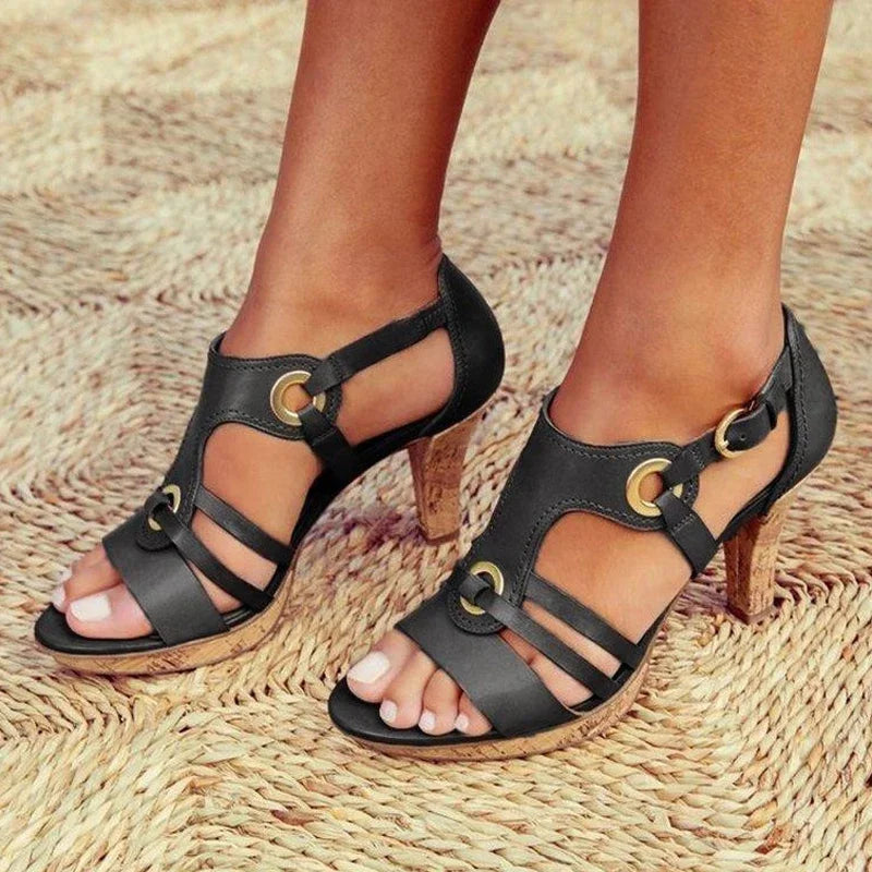 Modne damskie sandały na szpilce, zbliżenie na detale, eleganckie buty na lato