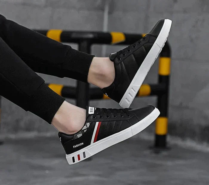 Wygodne męskie sneakersy codzienne - widok z boku na modne buty sportowe